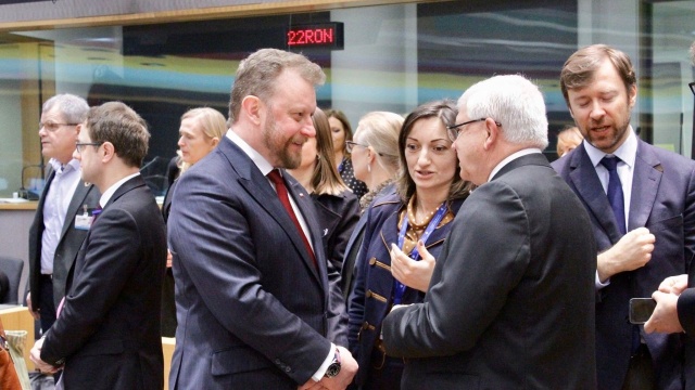 Konieczna jest ściślejsza koordynacja działań unijnych krajów i szczegółowa wymiana informacji - tak uznali ministrowie zdrowia 27 państw po nadzwyczajnej naradzie w Brukseli.