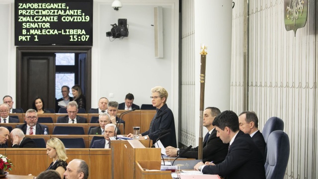 Senat bez poprawek przyjął specustawę o koronawirusie. Nowe przepisy mają pomóc w zapobieganiu, przeciwdziałaniu i zwalczaniu COVID-19 oraz innych chorób zakaźnych.