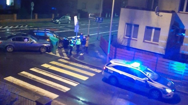 Na skrzyżowaniu ul. Reduty Ordona z ul. Łukasińskiego zderzyły się dwa auta osobowe. Przejazd częściowo utrudniają rozbite samochody.