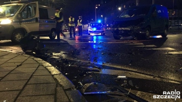 Zderzenie na skrzyżowaniu al. Bohaterów Warszawy z ul. 5-go Lipca w Szczecinie. Po godz. 19 kurs kolizyjny przyjęły osobówka i samochód dostawczy. Jak informuje policja nikt nie został ranny, ale są utrudnienia w ruchu.
