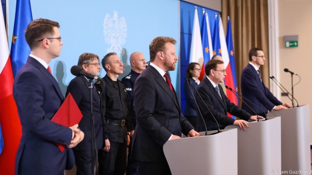 Minister zdrowia Łukasz Szumowski powiedział, że rząd rozważa zmianę sposobu nadzoru nad kwarantanną, której poddane są osoby z podejrzeniem zakażenia koronawirusem.