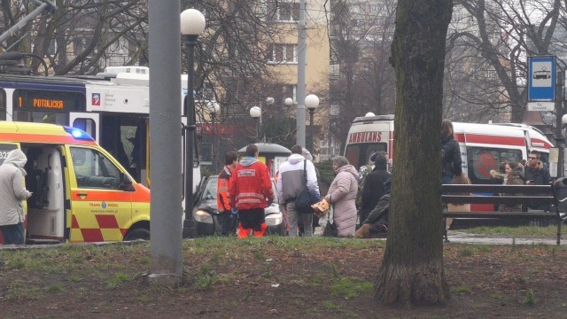 Zderzenie tramwaju nr 1 z samochodem osobowym. Do zdarzenia doszło na placu Grunwaldzkim w Szczecinie.