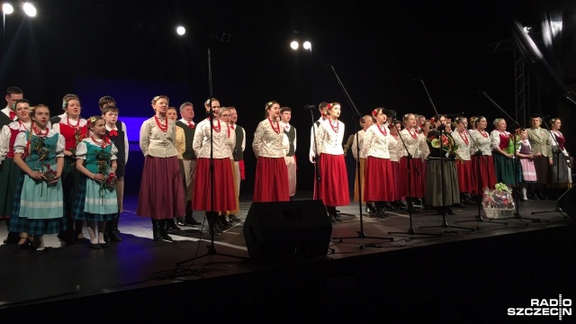 Zespół Pieśni i Tańca Ludowego Ojcowizna z Wilna wystąpił na scenie Teatru Polskiego w poniedziałek wieczorem na zakończenie Tygodnia Kresowego w Szczecinie.