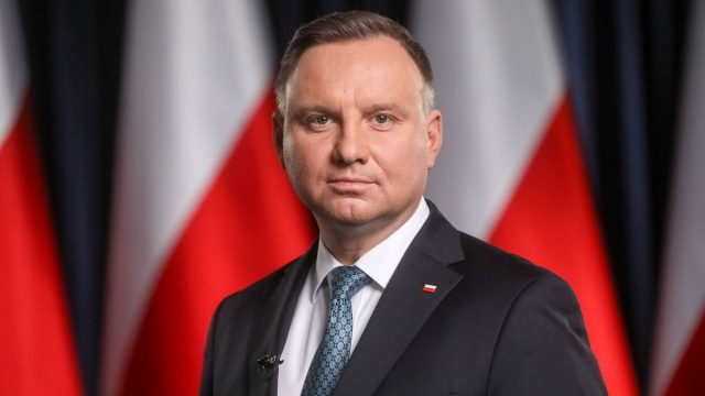 Prezydent Andrzej Duda apeluje do Polaków o zachowanie spokoju, a jednocześnie nielekceważenie zagrożenia koronawirusem. W orędziu, Prezydent RP zapewnił, że wszystkie służby są zmobilizowane, by zapewnić w kraju bezpieczeństwo i reagować na rozprzestrzenianie się patogenu.