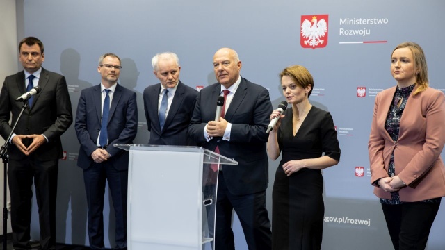 Minister rozwoju Jadwiga Emilewicz i przedstawiciele branż: spożywczej, chemicznej i handlowej zapewnili na wspólnej konferencji, że ciągłość produkcji i dostaw towarów do sklepów nie zostanie przerwana.