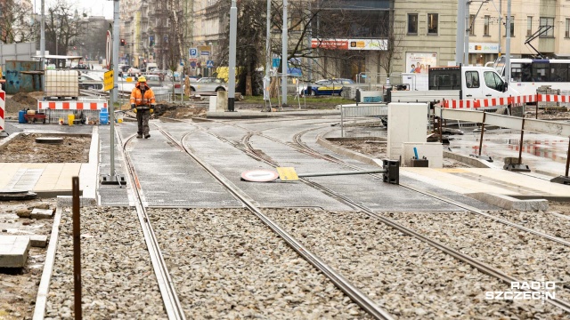 Na placu Szarych Szeregów o poranku zmieniła się organizacja ruchu. Zakończył się pierwszy etap inwestycji.