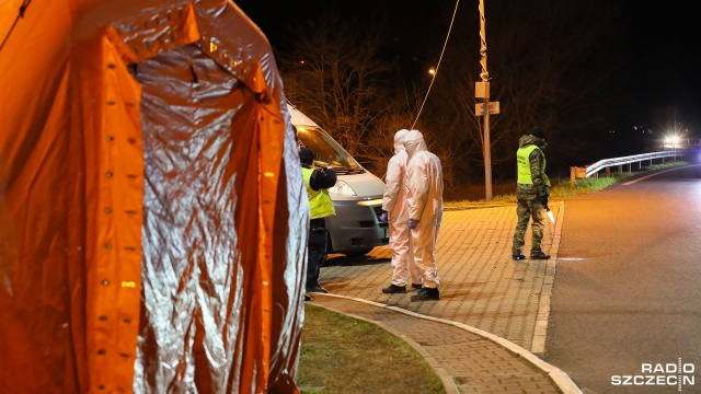 Żołnierze coraz częściej wspierają strażników granicznych. Z działań kontrolnych na granicach stopniowo wycofują się natomiast strażacy.