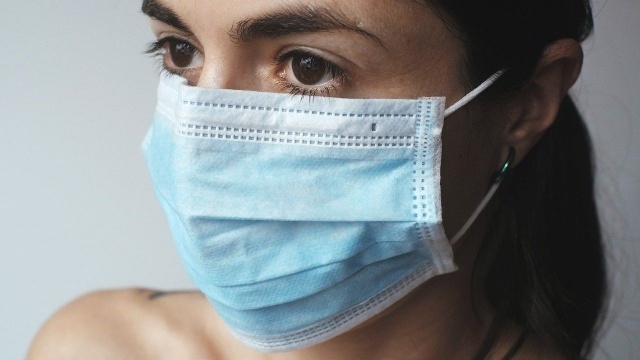 W trudnym okresie epidemii służby, które niosą pomoc, same jej potrzebują. Uszyj maseczkę dla ratownika, strażaka, żołnierza czy policjanta - pod takim hasłem ruszyła właśnie w Szczecinie akcja wsparcia.