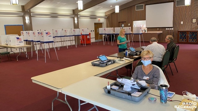 Pomimo wciąż wzrastającej liczby chorych i wprowadzaniu codziennych ograniczeń w funkcjonowaniu kraju w USA, w trzech stanach we wtorek odbyły się prawybory demokratycznych kandydatów na prezydenta.