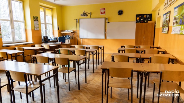 Na razie harmonogram egzaminów szkolnych pozostaje bez zmian. Jednak Ministerstwo Edukacji Narodowej i Centralna Komisja Egzaminacyjna nie wykluczają, że jeżeli przerwa w szkole będzie trwała dłużej niż do Świąt Wielkanocnych, terminy egzaminów mogą się zmienić.