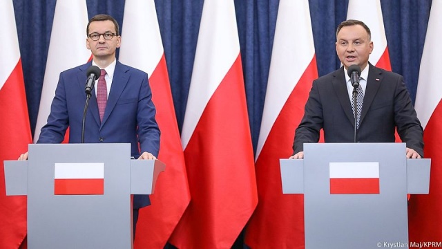Prezydent i premier przedstawili tak zwaną Tarczę Antykryzysową dla gospodarki. Rząd przeznaczy ponad 200 miliardów na pomoc pracodawcom i pracownikom, którzy ucierpieli w wyniku koronawirusa. Założenia projektów ustaw ogłosili na wspólnej konferencji premier Mateusz Morawiecki i prezydent Andrzej Duda.