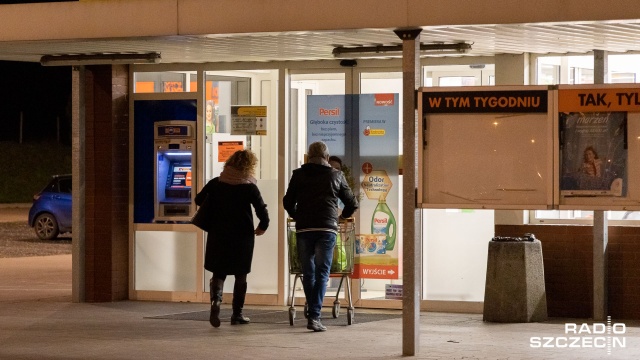 Wstawianie osłon z pleksi dla sprzedawców zapowiadają dyskonty i stacje benzynowe. Będą też wyznaczane odległości pomiędzy kupującymi w związku z koronawirusem.