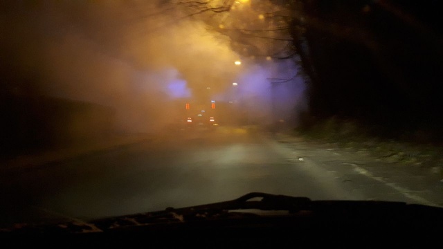 Prze godziną 5 na parkingu przy ulicy Komuny Paryskiej płonął samochód osobowy.