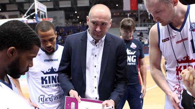 Łukasz Biela będzie nadal trenerem koszykarzy Kinga Szczecin. Dla 40-letniego szczecinianina będzie to trzeci sezon w roli głównego szkoleniowca Wilków Morskich.