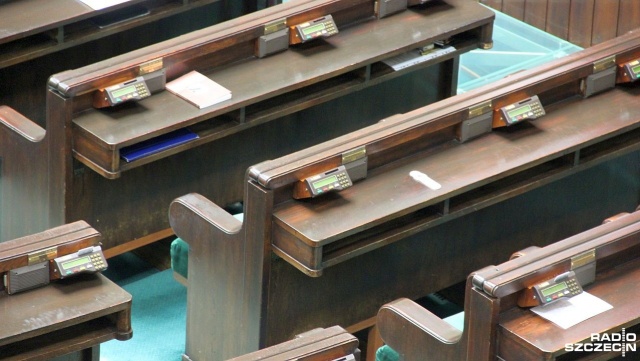 Piątkowe posiedzenie Sejmu będzie odbywać się na podstawie zmienionego regulaminu Sejmu, a posłowie spotkają się na sali plenarnej w ograniczonej liczbie.