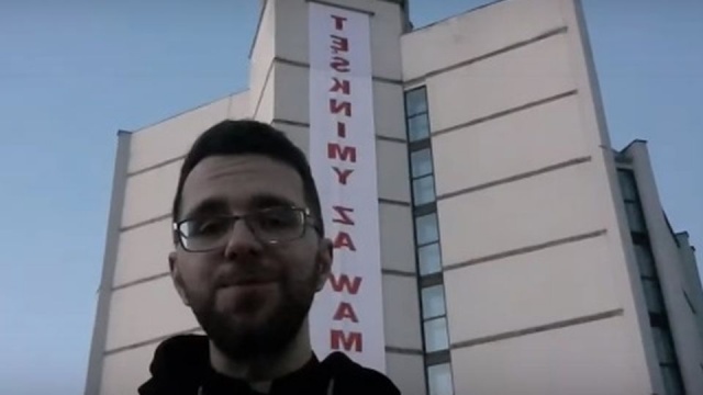 Tęsknimy za Wami - kilkunastometrowy baner z takim napisem wywiesili na wieży kościoła szczecińscy księża.