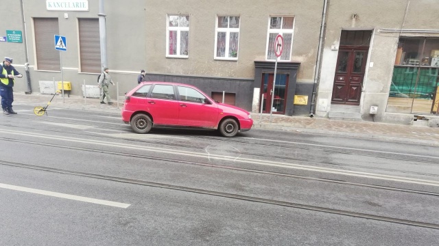 Kierujący osobowym Seatem potrącił przechodzącą przez jezdnię 30-letnią kobietę.