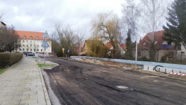 Częścią ulicy Grota Roweckiego, między skrzyżowaniami z Łukasińskiego a Dwernickiego, nadal nie można przejechać.