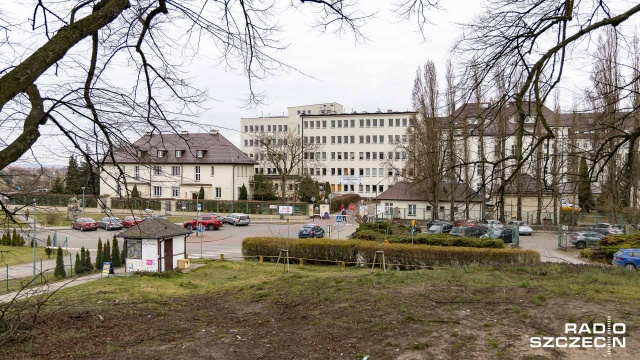 Jedno z najpiękniejszych miejsc Szczecina. Nigdy nie było zbyt zatłoczone. To zrozumiałe, wszak na wąskich chodnikach trudno wyminąć się dwóm idącym osobom. W normalnych czasach. Teraz nie ma takiego problemu.
