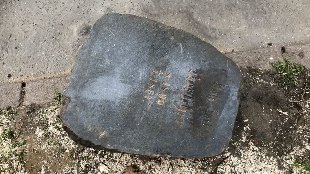 O nagrobku x XIX wieku policję poinformowała nasza redakcyjna koleżanka Agata Rokicka po tym, jak informacje przekazała jej dr Barbara Patlewicz, historyk z Uniwersytetu Szczecińskiego, która zawodowo zajmuje się cmentarzami we Lwowie.