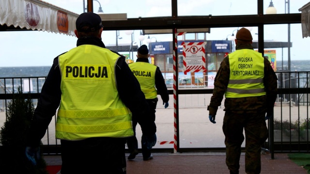 Razem z policją również żołnierze Wojsk Obrony Terytorialnej. W ramach akcji Odporna Wiosna mundurowi obu jednostek patrolują miasta, parki i lasy, żeby nie dopuścić do rozprzestrzeniania się koronawirusa.