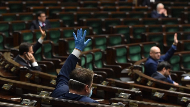 Poseł Koalicji Obywatelskiej, Dariusz Rosati wniósł o odrzucenie rządowego projektu o szczególnych instrumentach wsparcia w sytuacji epidemii koronawirusa.