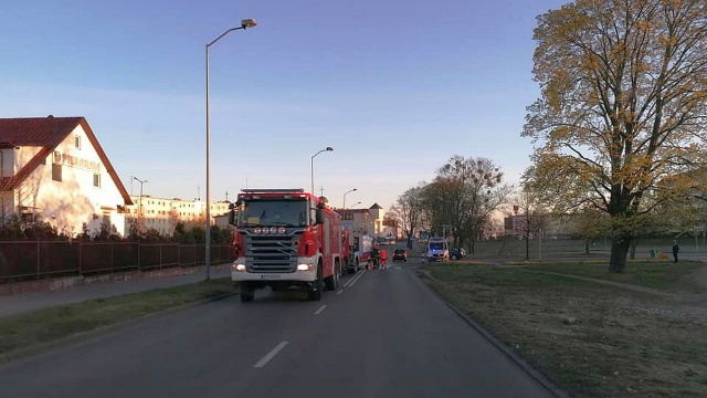 Zderzenie samochodu osobowego z autobusem w Szczecinie. Do wypadku doszło na skrzyżowaniu Kostki Napierskiego i Łubinowej, na Prawobrzeżu.