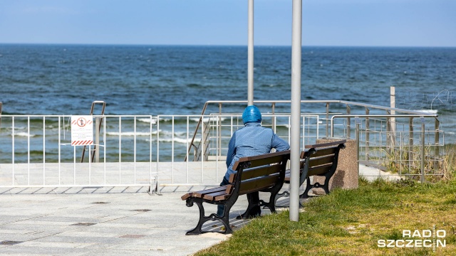 Ciotka Zuzanna, ciotka Klara - fruwa twoja marynara. Kto je lody, będzie młody - dawno niesłyszany zaśpiew lodziarzy chodzących po plaży przyleciał z wiatrem. Zakręcił się po pustej plaży i odleciał...