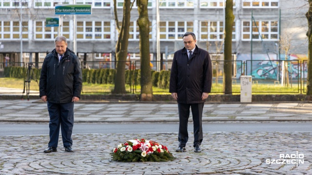 Wojewoda zachodniopomorski Tomasz Hinc oraz poseł Prawa i Sprawiedliwości, szef struktur partyjnych w regionie - Leszek Dobrzyński oddali hołd 96 osobom, które zginęły w Smoleńsku.