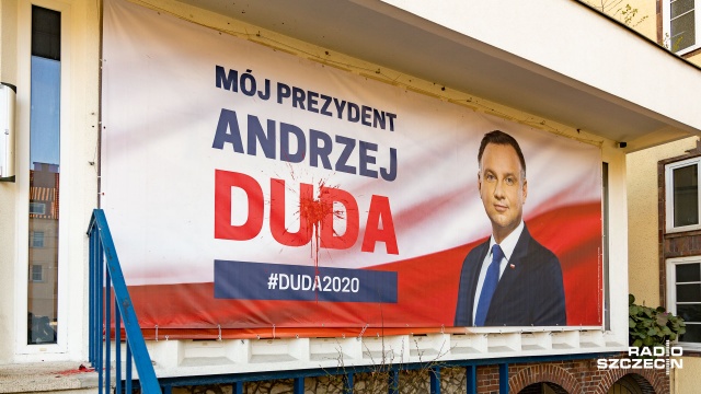 Oblali czerwoną farbą wejście do biura Prawa i Sprawiedliwości. W 10. rocznicę katastrofy smoleńskiej nieznani jak dotąd wandale uszkodzili wejście do biura PiS i baner wyborczy Prezydenta Andrzeja Dudy, które znajdują się przy ulicy Mickiewicza w Szczecinie.