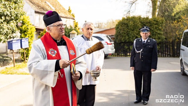 Księża z samochodów błogosławili i święcili pokarm mieszkańcom swoich parafii. Tak było m.in. na Stołczynie i Jasienicy. Wierni z koszykami czekali w oknach, na balkonach i przy ogrodzeniach.