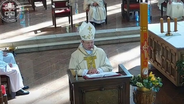 Zmartwychwstanie Jezusa było nie tylko wydarzeniem historycznym, ono jest centralną tajemnicą naszej wiary, bo nadaje ostateczny sens naszemu życiu i działaniu - mówił w homilii biskup pomocniczy Archidiecezji Szczecińsko-Kamieńskiej Henryk Wejman. Radio Szczecin transmitowało Mszę Św. ze szczecińskiej katedry w Niedzielę Zmartwychwstania Pańskiego.
