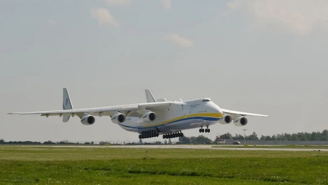 Samolot An-225 - największy samolot transportowy na świecie - przewożący ponad 1000 metrów sześciennych sprzętu zabezpieczającego, wyruszył z Chin do Polski. Sprzęt został zamówiony w Chinach przez KGHM i Lotos.