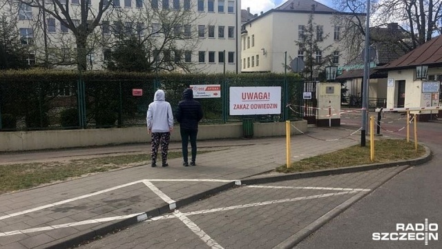 Rodziny pacjentów szpitala przy ulicy Unii Lubelskiej już mogą zostawiać dla nich paczki. We wtorek było to niemożliwe. U pielęgniarki pracującej w Szpitalnym Oddziale Ratunkowym wykryto koronawirusa.