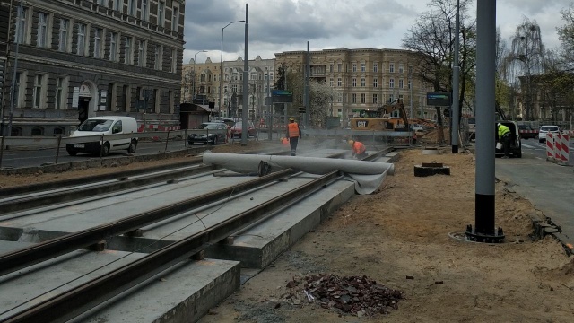 Zakończyły się już prace rozbiórkowe i ziemne na szlaku torowiska tramwajowego przy realizacji drugiego etapu przebudowy placu Szarych Szeregów.