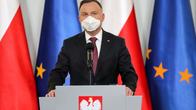 Rusza masowa produkcja maseczek w Polsce - poinformował prezydent Andrzej Duda. Wcześniej niektóre firmy odzieżowe i szwalnie przestawiły w tym celu swoje linie produkcji.