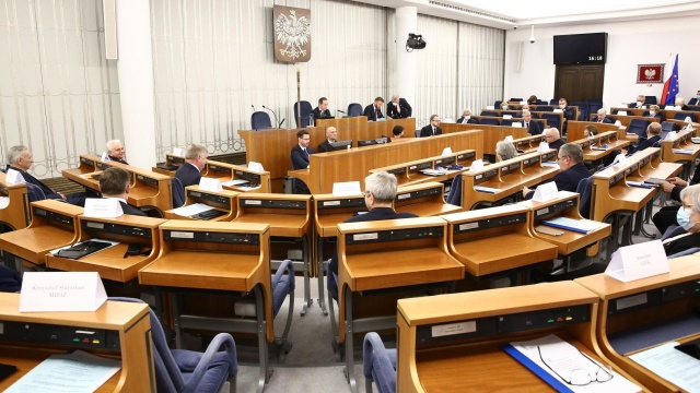 Senat przyjął drugą, rozszerzoną tarczę antykryzysową z poprawkami. Za ustawą o szczególnych instrumentach wsparcia w związku z rozprzestrzenianiem się koronawirusa głosowało 98 senatorów, jedna osoba była przeciw i jedna wstrzymała się od głosu.