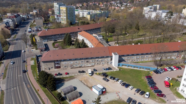 Respirator transportowy, ponad 100 maseczek i 70 kombinezonów kupił szpital wojewódzki w Szczecinie.