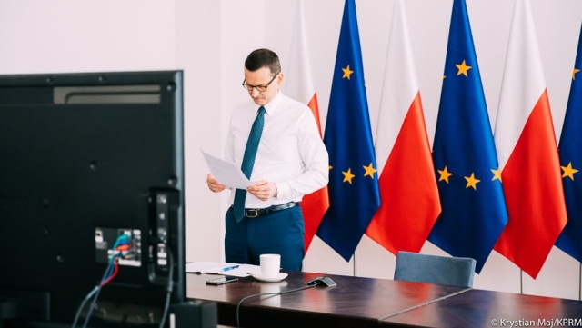 Premier Mateusz Morawiecki podczas internetowej sesji odpowiedzi na pytania internautów na Facebooku poinformował, że obecnie rząd nie planuje odejścia od zakazu zgromadzeń publicznych.