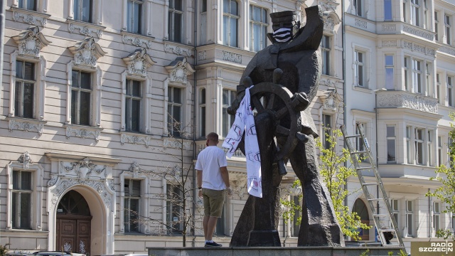 Najbardziej znany szczeciński marynarz daje dobry przykład mieszkańcom - zgodnie z obowiązkiem nosi maseczkę ochronną.
