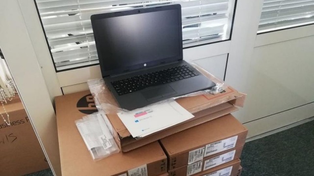 52 komputery dla szczecińskich uczniów kupiło miasto. Przeznaczony jest dla najmłodszych, którzy potrzebują ich do pracy zdalnej.