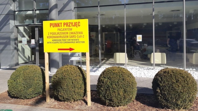 Punkt przyjęć dla pacjentów z podejrzeniem zakażenia koronawirusem powstał w szpitalu w Zdunowie. Znajduje się przy głównym wejściu do placówki.