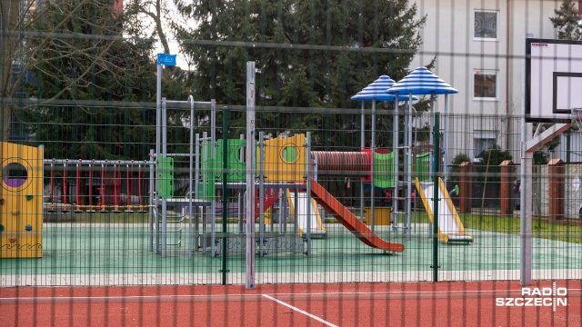 Otwarcie żłobka czy przedszkola nie jest obowiązkiem, decyduje samorząd, a pierwszeństwo w przyjęciach mają dzieci rodziców, którzy muszą pracować.