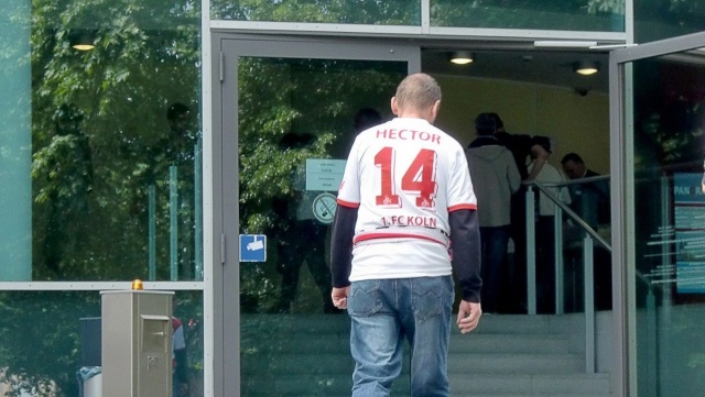 Występujący w niemieckiej Bundeslidze 1. FC Kln poinformował o trzech przypadkach zakażenia Covid-19 wśród piłkarzy i członków sztabu.