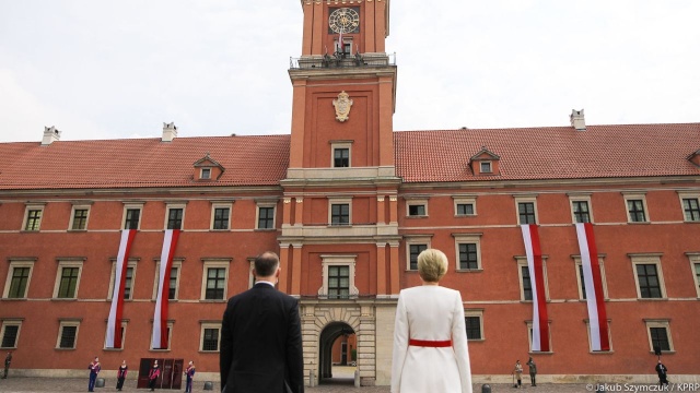 Dzień Flagi i Dzień Polonii z powodu epidemii koronawirusa obchodzimy w tym roku inaczej. Centralne obchody na Placu Zamkowym w Warszawie z udziałem prezydenta Andrzeja Dudy odbyły się bez publiczności.