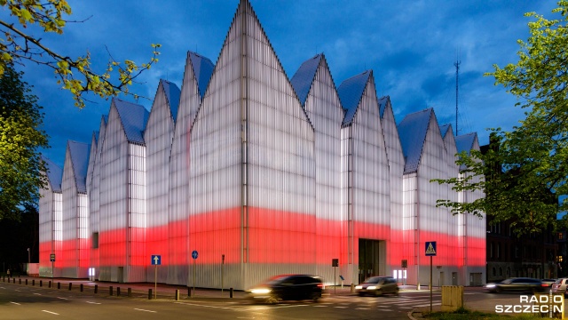 Szczecińska filharmonia zaświeciła na biało-czerwono. To już kolejny rok, kiedy każdego wieczora 1, 2 i 3 maja fasada budynku będzie mieć narodowe barwy.