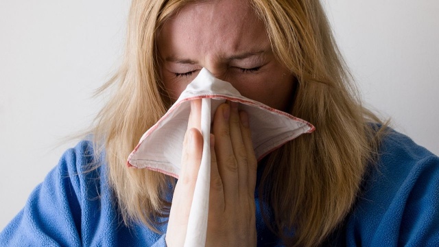 Wiosną, w sezonie pylenia drzew, nasilają się objawy alergii i astmy. W dobie epidemii koronawirusa rośnie też obawa, czy odczuwane przez astmatyków dolegliwości, szczególnie kaszel i duszność, to nie jest przypadkiem Covid -19.