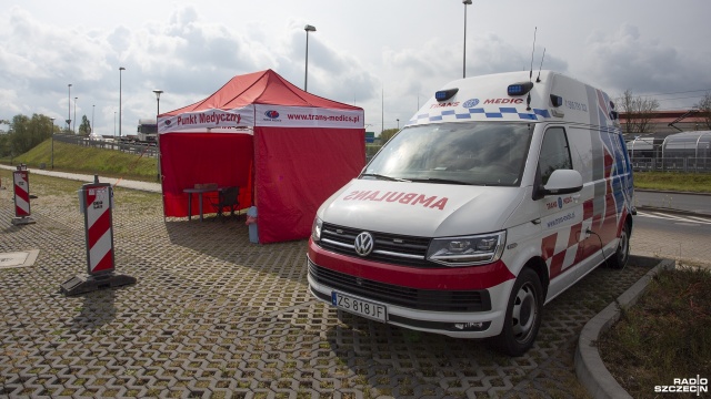 Pierwsze centrum testowe COVID-19 drive-thru stanęło na parkingu przy Eskadrowej w Szczecinie. Kosztuje prawie 600 zł.