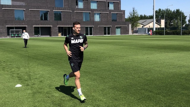 Sassuolo jest pierwszym klubem włoskiej ekstraklasy piłkarskiej, którego zawodnicy wrócili do treningów po spowodowanej pandemią koronawirusa przerwie.