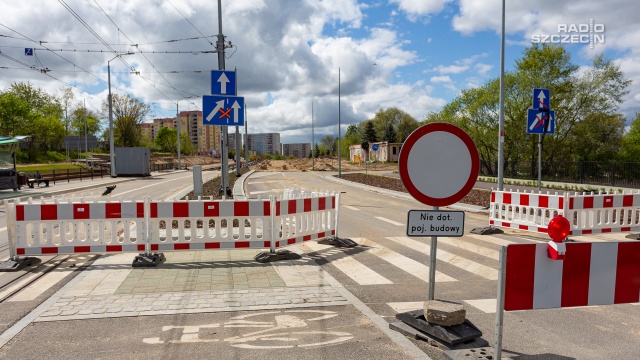 Rozpoczął się montaż i spawanie szyn tramwajowych na przebudowywanej ulicy Szafera w Szczecinie. To kolejny fragment nowego torowiska, które połączy aleję Wojska Polskiego z przyszłą pętlą w rejonie hali Netto Arena.